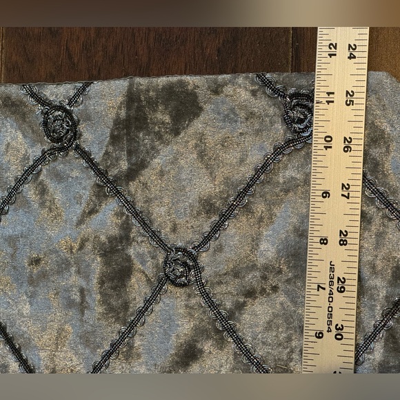 Gorgeous silver table runner - velvet with tassels - 11.5” x 71” - Picture 3 of 5